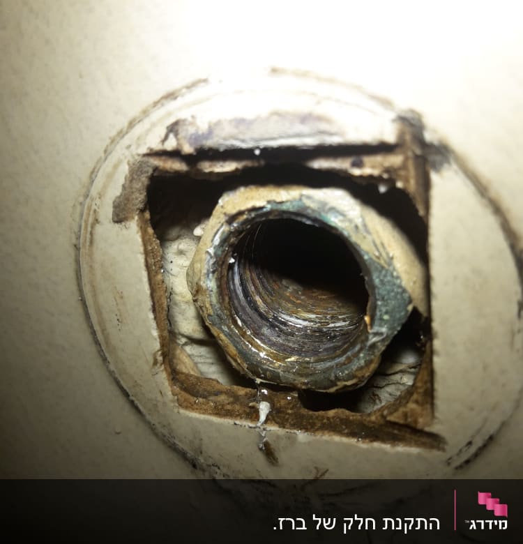 צינור חלוד עם חוטי הברגה חשופים